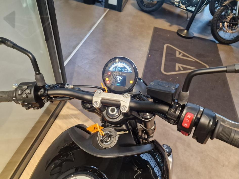 TRIUMPH TRIDENT 660 - BRIDABLE A2 - 7900 KMS - MAI 2023 - 1 ERE MAIN