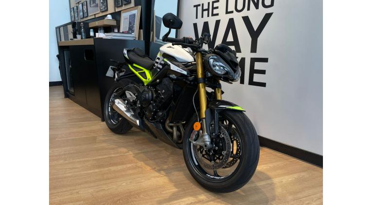 TRIUMPH STREET TRIPLE RS 765 MOTO 2