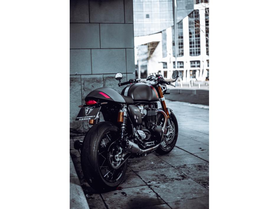 THRUXTON RS JEKILL AND HIDE