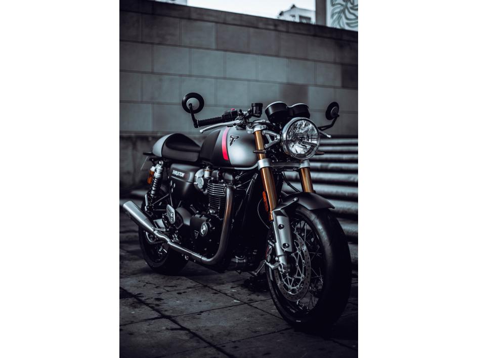 THRUXTON RS JEKILL AND HIDE